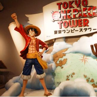 Luffy's statue in One Piece Tokyo Tower